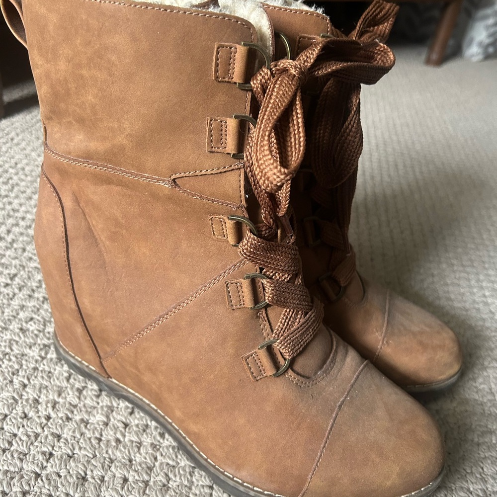 Sorel Tan Winter Boots Lace-Up Suede